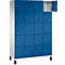 Une armoire bleue avec 20 compartiments, dont un ouvert, poignées grises. Cadre blanc, pieds noirs.