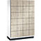 Une armoire avec 20 compartiments, aspect bois avec des lignes noires et de petits boutons.