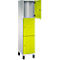 Armoire blanche avec deux portes jaune-vert, dont une est ouverte. Pieds noirs.