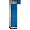 Armoire avec six portes bleues, dont une ouverte. Corps gris-argent. Design simple.