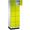 Un grand casier blanc et vert citron. Une porte est ouverte.