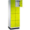 Un casier avec des portes jaunes, une porte ouverte. Le casier est blanc et repose sur une base.