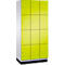 Armoire avec 12 portes jaunes et poignées argentées, sur fond blanc.