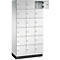 Armoire blanche avec 16 portes, dont une ouverte.
