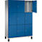 Armoire avec neuf portes bleues, une porte ouverte. Debout sur une surface grise.