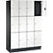 Armoire avec portes blanches, une porte est ouverte.
