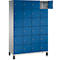 Armoire bleue avec 20 compartiments, un compartiment ouvert. Poignées argentées et côtés gris. Sur pieds noirs.