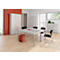 Un bureau lumineux avec une table blanche, des chaises noires, des armoires, un mur rouge et un pouf orange.