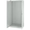Armoire en acier blanche ouverte. Le vantail gauche est ouvert. À l'intérieur, des rangées de trous et un sol sont visibles.