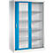 Armoire en métal gris avec une porte coulissante bleue, révélant partiellement les étagères intérieures.