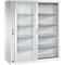 Armoire en métal gris avec portes coulissantes en verre et quatre étagères sur fond blanc.