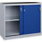 Une armoire métallique grise avec une porte coulissante bleue et un compartiment ouvert avec étagère.