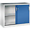 Une armoire métallique blanche avec une porte coulissante bleue et une étagère ouverte.