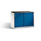 Armoire en acier bleu avec deux portes coulissantes et un plateau gris sur fond blanc.