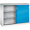 Armoire de bureau à portes coulissantes, corps blanc et porte bleue, avec étagère ouverte et deux rayons.