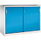 Une armoire en métal blanc avec deux portes coulissantes bleu clair et des poignées argentées sur fond neutre.