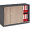 Classeur gris avec portes coulissantes en bois. Dossiers rouges dans le compartiment ouvert.