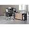 Bureau sombre avec chaise, mobilier de bureau et fenêtre. Sur la droite, une armoire avec un aspect bois.