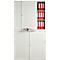 Armoire de bureau blanche avec des dossiers rouges. Une porte est ouverte.
