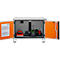 Une boîte à outils grise ouverte avec des portes orange. À l'intérieur se trouvent des chargeurs, une multiprise et un ventilateur.