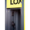 Gros plan d'un mur en métal gris avec des prises et un panneau jaune avec le mot 'LOX'.
