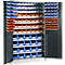 Armoire à outils ouverte avec des bacs de tri bleus et orange remplis d'outils.