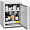 Armoire en acier ouverte remplie de diverses bouteilles de produits chimiques. Un panneau d'avertissement jaune se trouve sur une étagère.