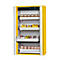 Armoire jaune avec des étagères blanches. Divers contenants et objets sont dans les compartiments.