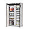 Une armoire de sécurité grise ouverte avec divers produits chimiques et conteneurs. Bidons rouges et orange, bouteilles, boîtes de peinture et plus encore.
