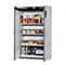 Armoire blanche avec portes ouvertes, remplie de pots de peinture, de bidons et de conteneurs de marchandises dangereuses. Des symboles d'avertissement sont clairement visibles sur les conteneurs.