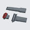 Accessoires d'aspirateur gris ; trois accessoires, un avec une brosse rouge.