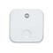 Quadratisches, weißes Yale Smart Home Hub Gerät mit einem zentralen runden Knopf.