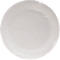 Une assiette en carton ronde et blanche, enveloppée dans du plastique transparent. L'assiette a un bord nervuré.