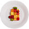 Sur une assiette blanche, des cubes de divers fruits, dont des fraises, du melon, du kiwi et de l'ananas.