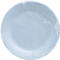 Assiette en papier bleu clair enveloppée dans une feuille transparente. Le bord de l'assiette est décoré de nervures.