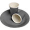 Assiette en carton grise et deux gobelets gris sur fond blanc. Un gobelet est posé sur l'assiette, un autre est à côté.