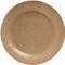 Assiette en carton marron avec un bord côtelé. L'assiette est ronde et a une surface claire et unie.