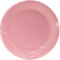 Assiette en carton rose clair, enveloppée dans du plastique. Le bord est ondulé.