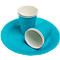 Assiette et gobelets en papier turquoise. Un gobelet est renversé sur l'assiette, deux autres gobelets sont debout.