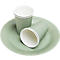 Gobelets et assiette en papier vert clair, deux gobelets sont dressés, l'un est couché. Les deux gobelets et l'assiette ont un intérieur blanc.