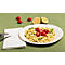 Assiette de pâtes, tomates, citron et basilic, sur fond vert. À côté de l'assiette se trouve une serviette avec des couverts.