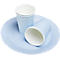 Deux gobelets en papier bleu clair et une assiette. Un gobelet est debout, l'autre est couché sur l'assiette. Les deux sont blancs à l'intérieur.