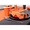 Décoration de table avec serviette orange, assiette avec tranche de citron, fourchette et tasse.