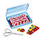 Boîte à pansements bleue avec pansements, ciseaux et pansements colorés pour enfants.