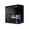 Schwarzes Gaming-Headset Astro A40 auf einer schwarzen Verpackung. Auf der Verpackung stehen Produktdetails und Kompatibilitätsinformationen.