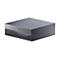 Dunkelgrauer ASUS Mini-PC, eckig, mit geriffelter Front und Oberseite. Power-Button.