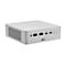 Silberner ASUS Mini-PC mit verschiedenen USB-Anschlüssen, Kopfhörerbuchse und Power-Button auf der Vorderseite.