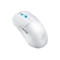 Souris de jeu blanche avec des éléments lumineux bleus. Le logo ROG est visible sur la surface.