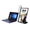 Blauer Laptop und tragbarer ASUS-Monitor mit Kabel verbunden; Monitor zeigt eine Hand mit brauner Ledertasche.