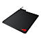 Schwarzes Gaming-Mauspad mit rotem ROG-Logo. Am oberen Rand ein USB-Kabel.